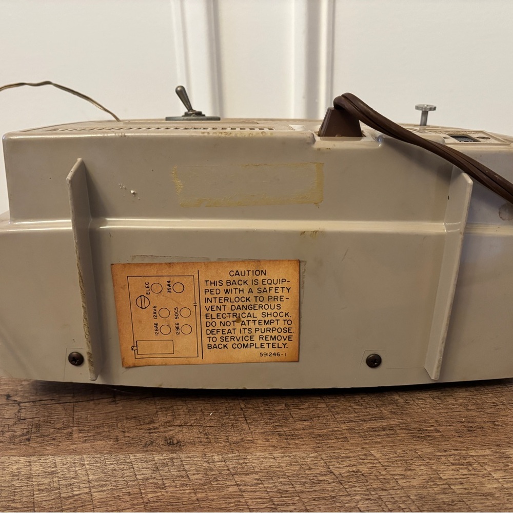 Vintage Magnavox AM Clock Radio Tube MARDI GRAS 1960s Beige For Parts or Repair - Picture 8 of 9